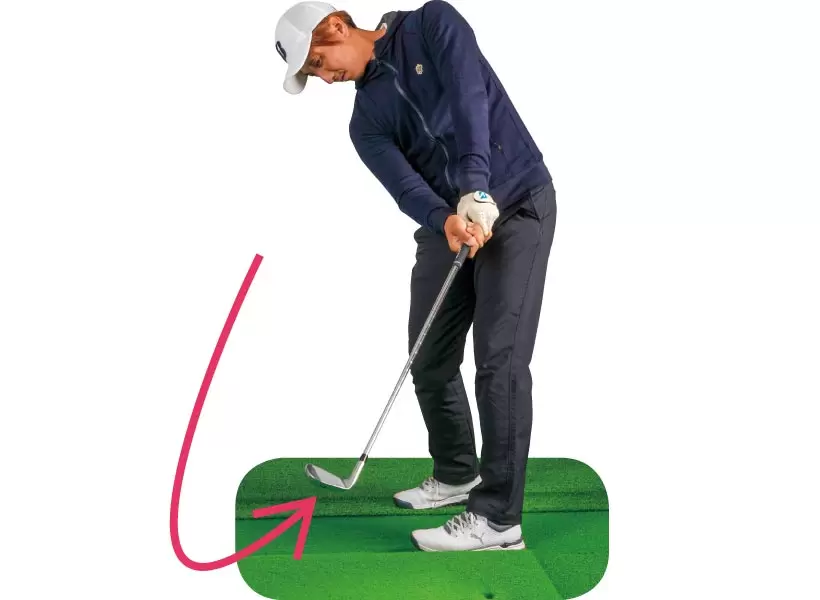 ダウンブローにインパクトした後、アッパー気味に振り抜くというイメージだ。