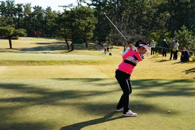 サイ・ペイインのユーティリティスイング（ティーショット）連続写真【2021年JLPGAツアーチャンピオンシップリコーカップ】