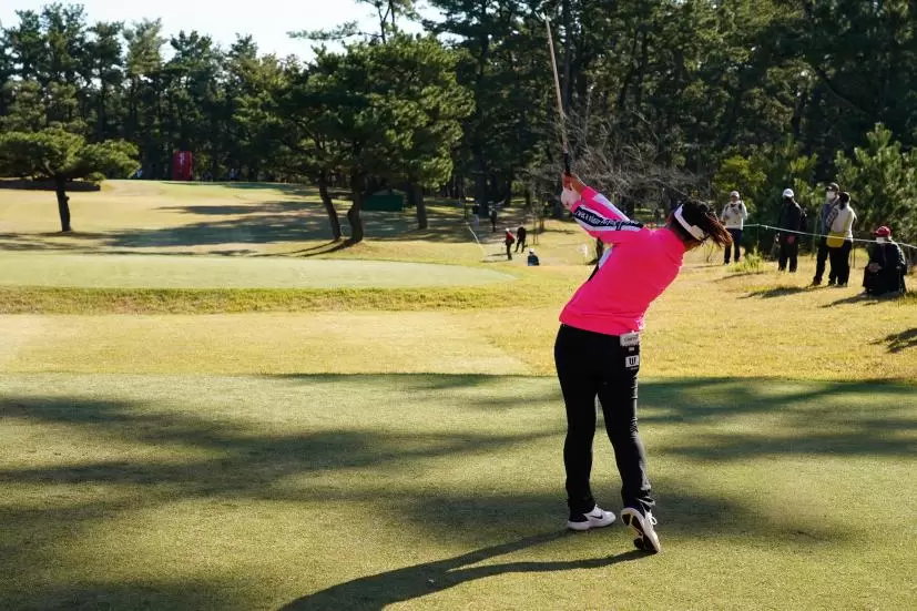 サイ・ペイインのユーティリティスイング（ティーショット）連続写真【2021年JLPGAツアーチャンピオンシップリコーカップ】