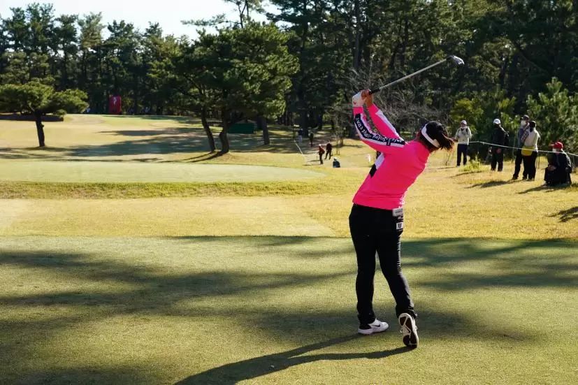 サイ・ペイインのユーティリティスイング（ティーショット）連続写真【2021年JLPGAツアーチャンピオンシップリコーカップ】