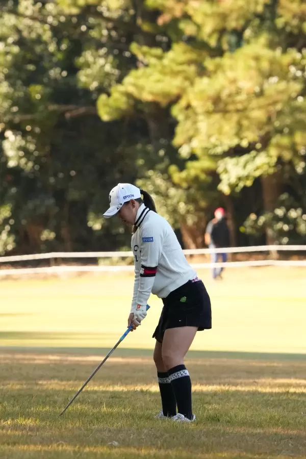 吉田優利のウェッジスイング（ラフ）連続写真【2021年JLPGAツアーチャンピオンシップリコーカップ】