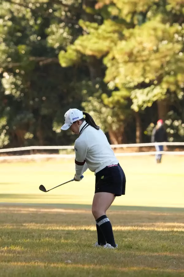 吉田優利のウェッジスイング（ラフ）連続写真【2021年JLPGAツアーチャンピオンシップリコーカップ】