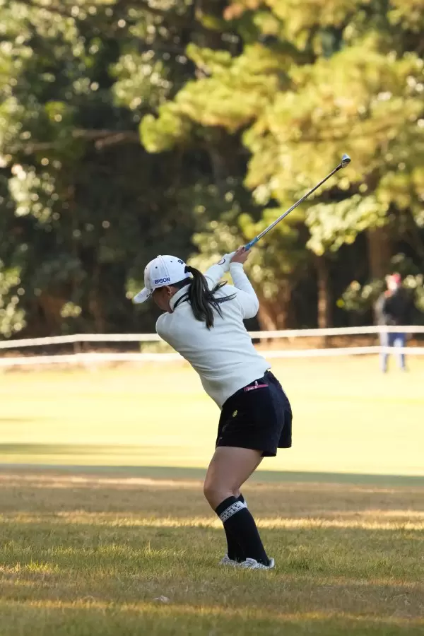 吉田優利のウェッジスイング（ラフ）連続写真【2021年JLPGAツアーチャンピオンシップリコーカップ】