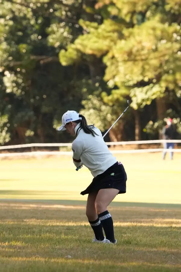 吉田優利のウェッジスイング（ラフ）連続写真【2021年JLPGAツアーチャンピオンシップリコーカップ】