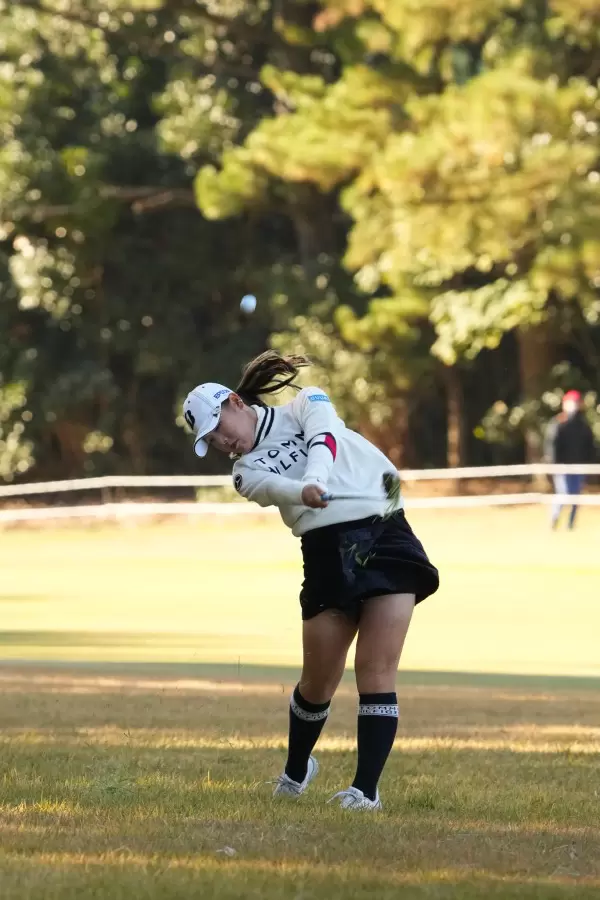 吉田優利のウェッジスイング（ラフ）連続写真【2021年JLPGAツアーチャンピオンシップリコーカップ】