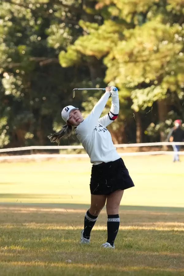 吉田優利のウェッジスイング（ラフ）連続写真【2021年JLPGAツアーチャンピオンシップリコーカップ】