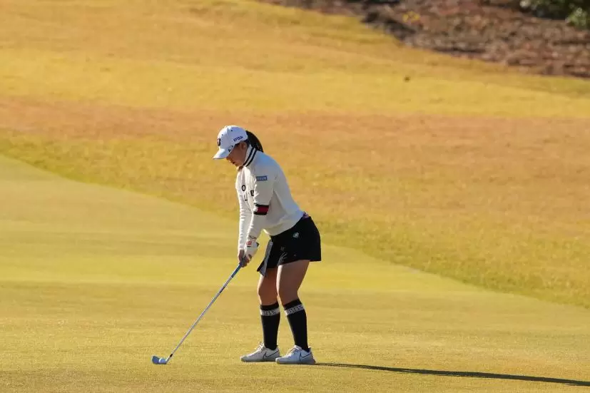 吉田優利のアイアンスイング（斜め前方）連続写真【2021年JLPGAツアーチャンピオンシップリコーカップ】