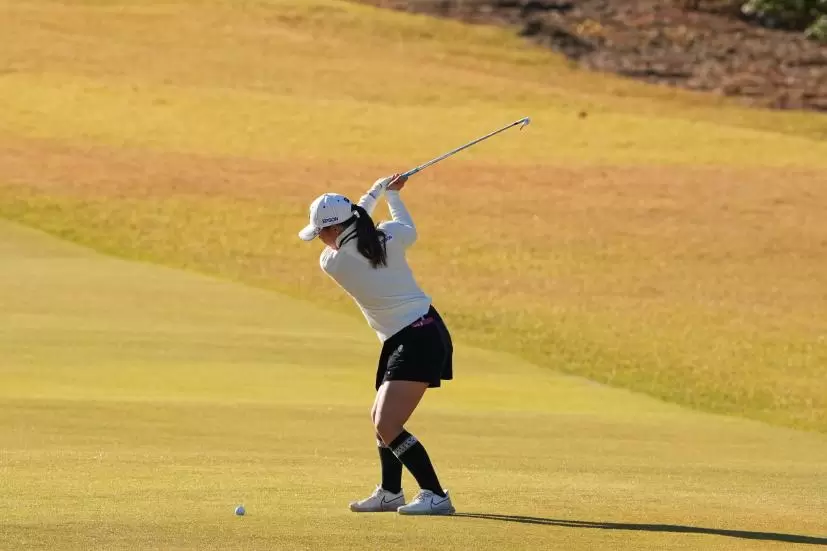 吉田優利のアイアンスイング（斜め前方）連続写真【2021年JLPGAツアーチャンピオンシップリコーカップ】