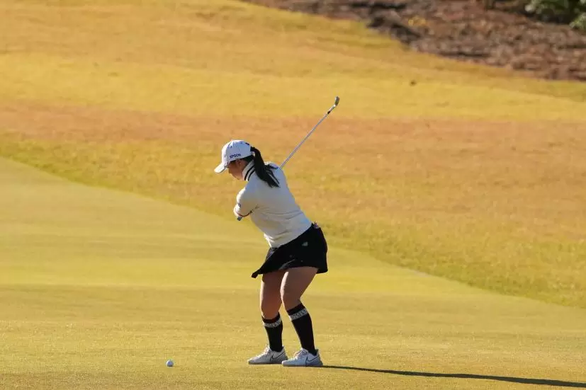 吉田優利のアイアンスイング（斜め前方）連続写真【2021年JLPGAツアーチャンピオンシップリコーカップ】