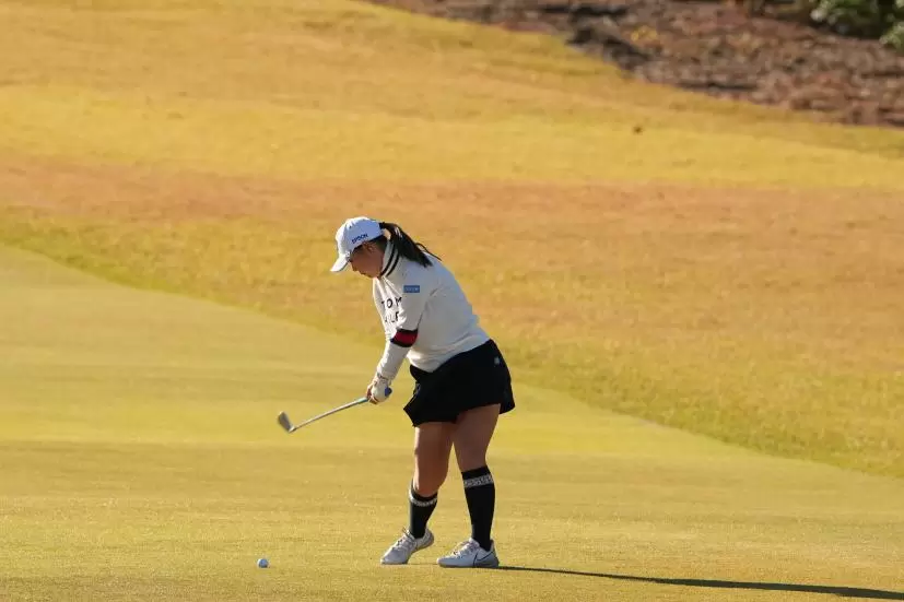 吉田優利のアイアンスイング（斜め前方）連続写真【2021年JLPGAツアーチャンピオンシップリコーカップ】