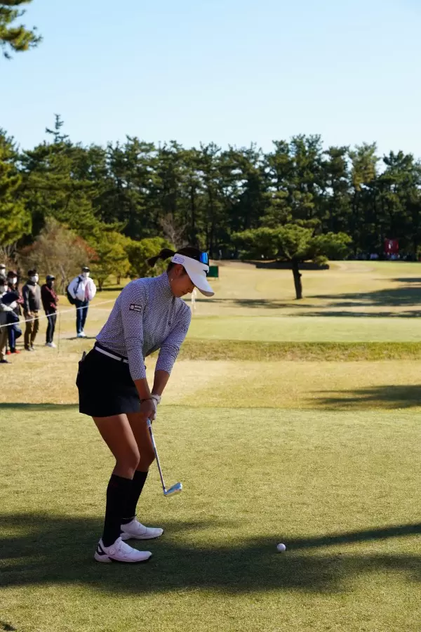 原英莉花のアイアンスイング（ティーショット）連続写真【2021年JLPGAツアーチャンピオンシップリコーカップ】