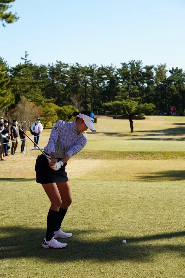 原英莉花のアイアンスイング（ティーショット）連続写真【2021年JLPGAツアーチャンピオンシップリコーカップ】