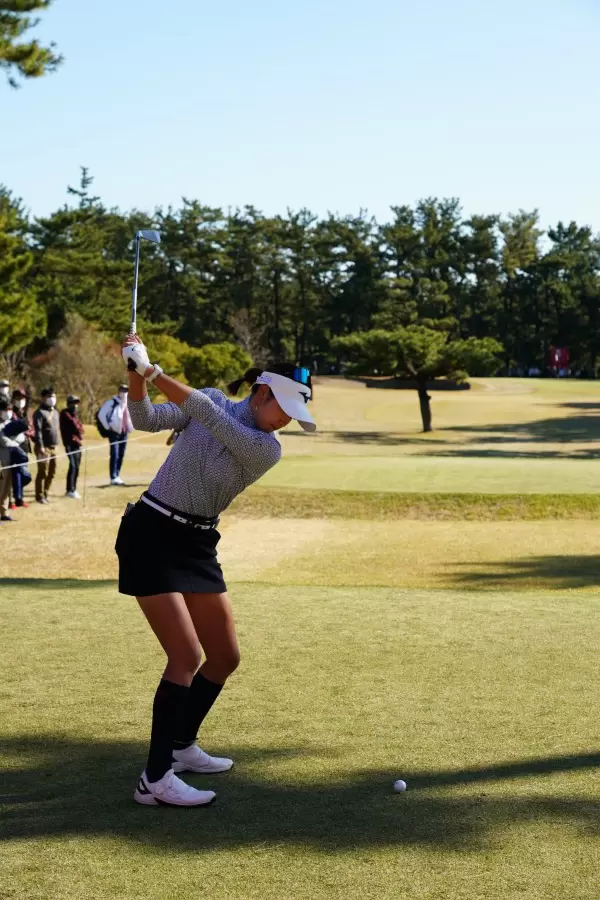 原英莉花のアイアンスイング（ティーショット）連続写真【2021年JLPGAツアーチャンピオンシップリコーカップ】