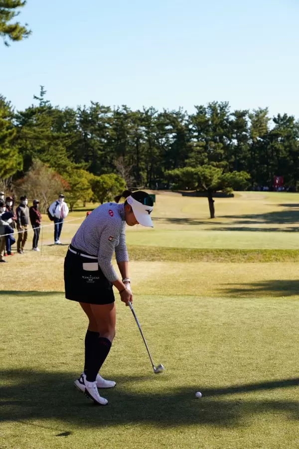 原英莉花のアイアンスイング（ティーショット）連続写真【2021年JLPGAツアーチャンピオンシップリコーカップ】