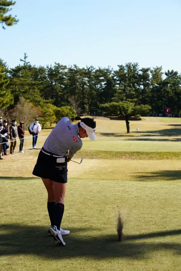 原英莉花のアイアンスイング（ティーショット）連続写真【2021年JLPGAツアーチャンピオンシップリコーカップ】