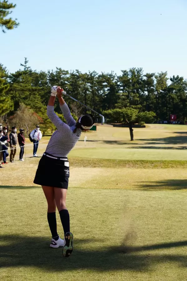 原英莉花のアイアンスイング（ティーショット）連続写真【2021年JLPGAツアーチャンピオンシップリコーカップ】