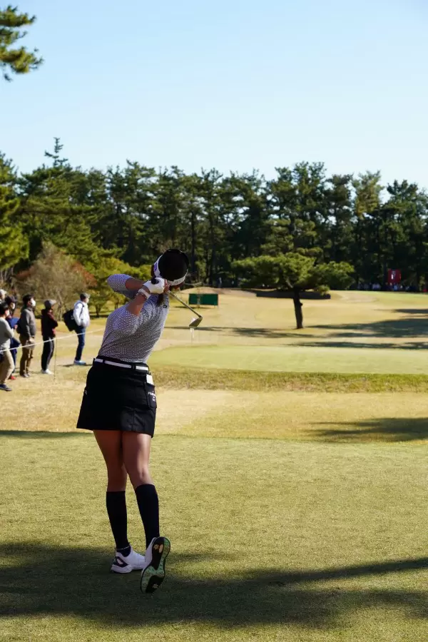 原英莉花のアイアンスイング（ティーショット）連続写真【2021年JLPGAツアーチャンピオンシップリコーカップ】