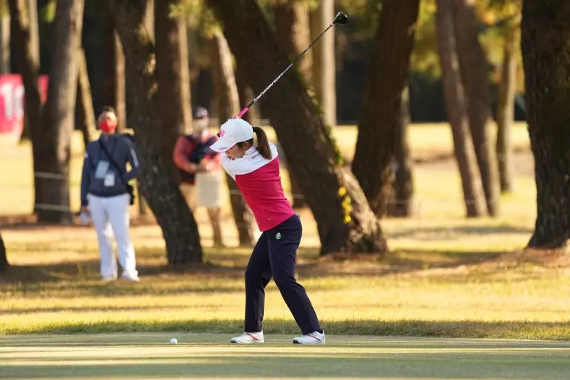 古江彩佳のフェアウェイウッドスイング（斜め前方）連続写真【2021年JLPGAツアーチャンピオンシップリコーカップ】