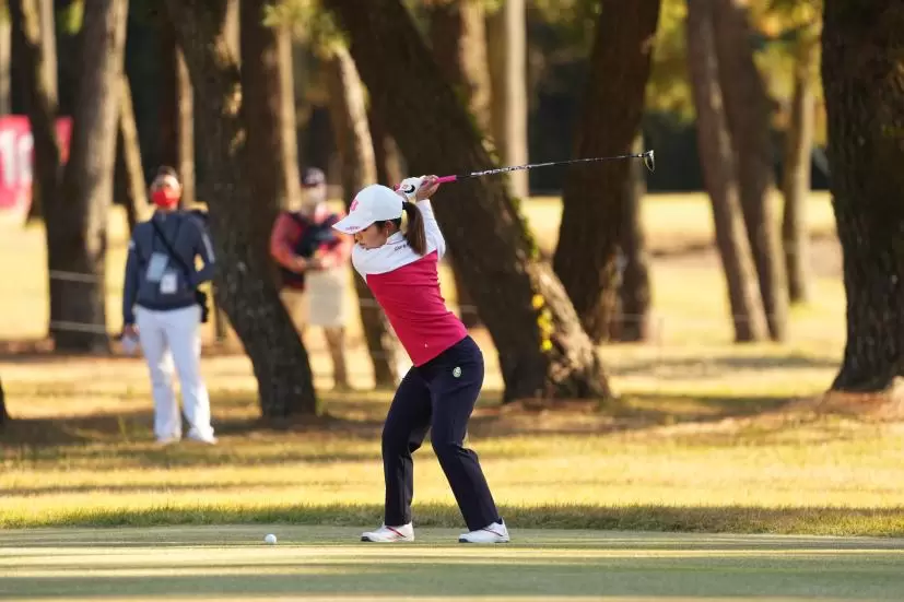 古江彩佳のフェアウェイウッドスイング（斜め前方）連続写真【2021年JLPGAツアーチャンピオンシップリコーカップ】