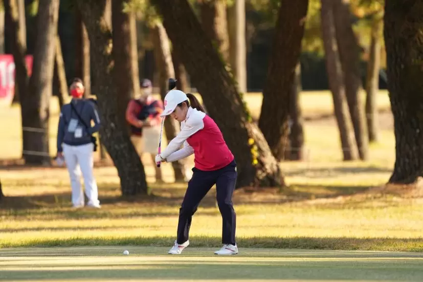 古江彩佳のフェアウェイウッドスイング（斜め前方）連続写真【2021年JLPGAツアーチャンピオンシップリコーカップ】