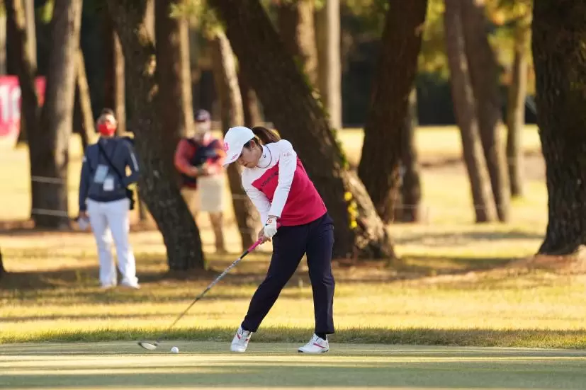 古江彩佳のフェアウェイウッドスイング（斜め前方）連続写真【2021年JLPGAツアーチャンピオンシップリコーカップ】