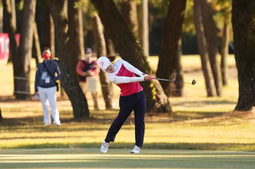 古江彩佳のフェアウェイウッドスイング（斜め前方）連続写真【2021年JLPGAツアーチャンピオンシップリコーカップ】