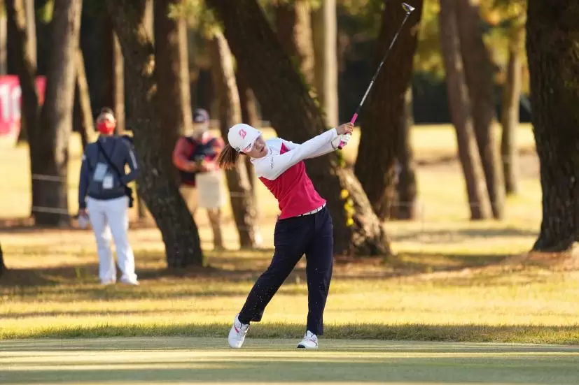 古江彩佳のフェアウェイウッドスイング（斜め前方）連続写真【2021年JLPGAツアーチャンピオンシップリコーカップ】