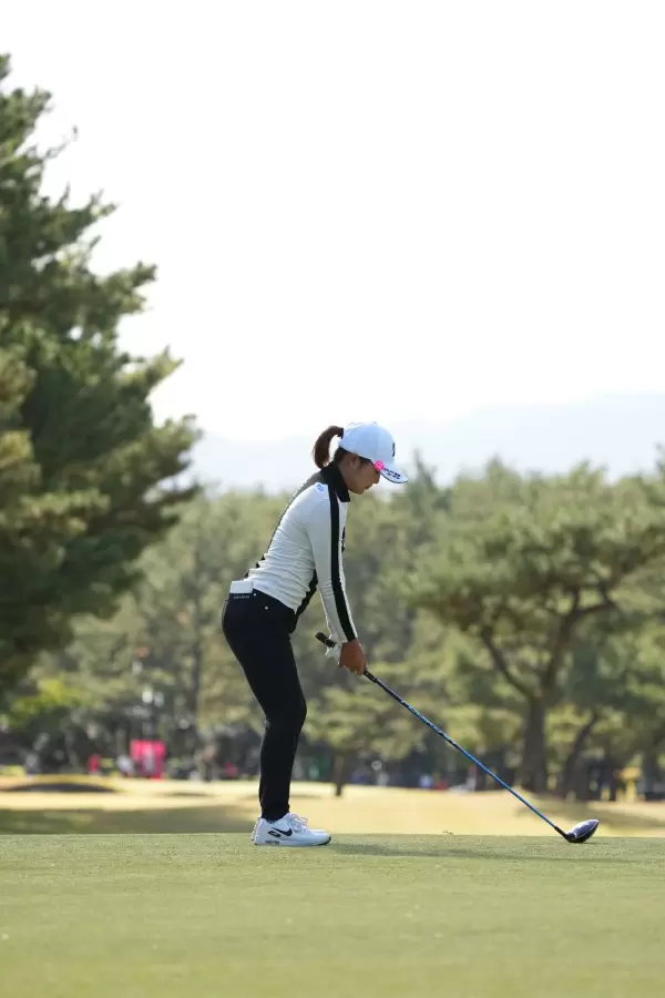 高橋彩華のドライバースイング（後方）連続写真【2021年JLPGAツアーチャンピオンシップリコーカップ】
