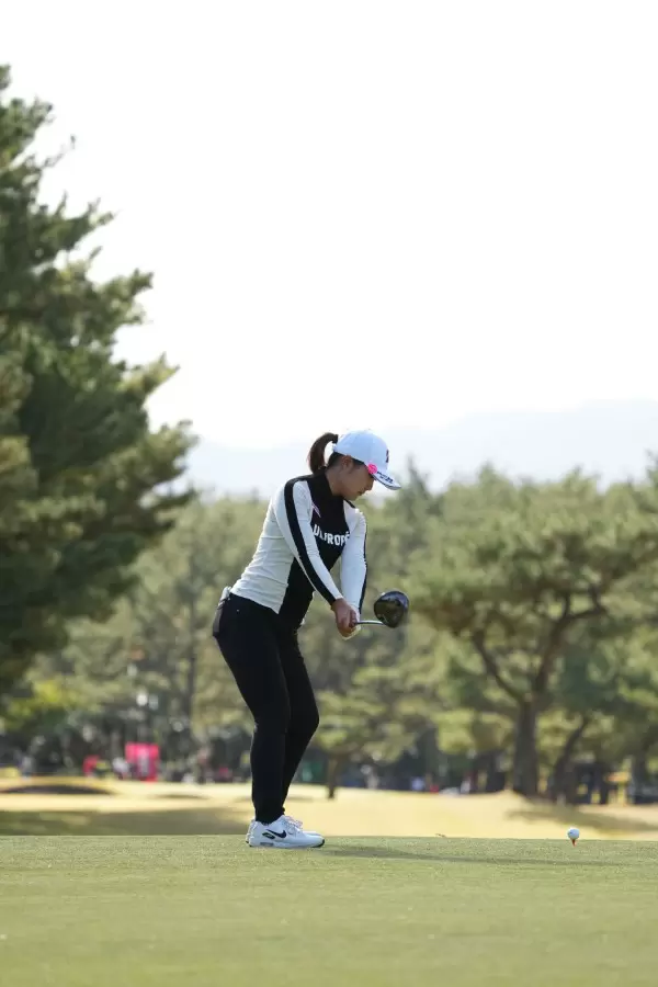 高橋彩華のドライバースイング（後方）連続写真【2021年JLPGAツアーチャンピオンシップリコーカップ】