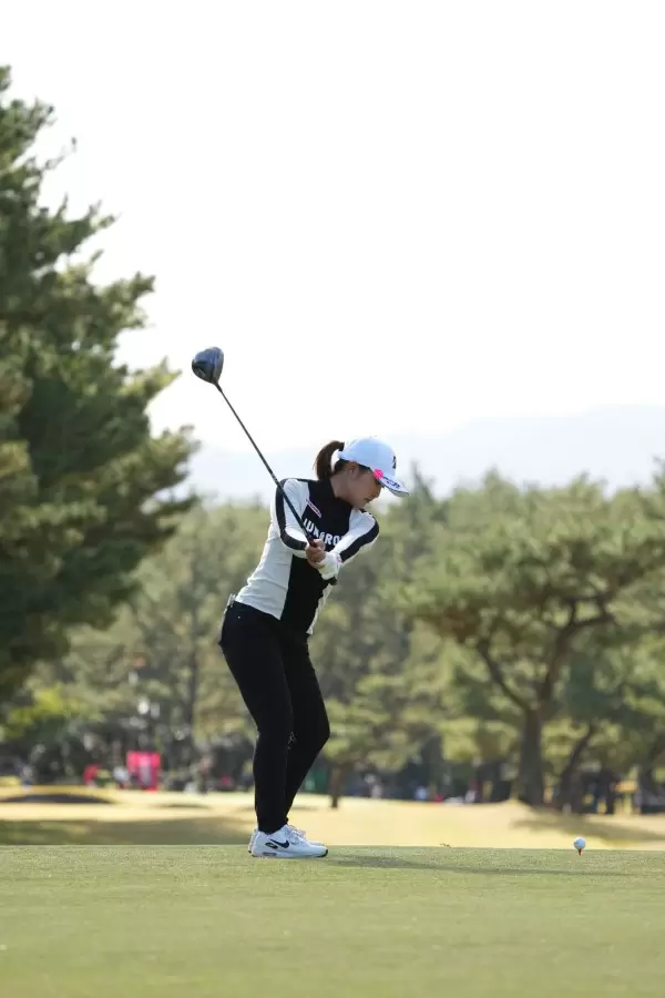 高橋彩華のドライバースイング（後方）連続写真【2021年JLPGAツアーチャンピオンシップリコーカップ】