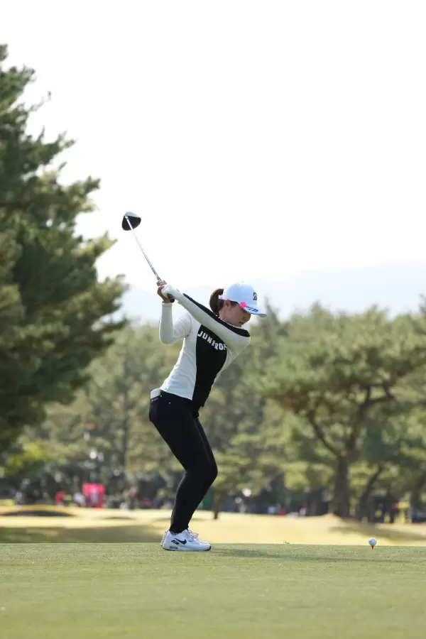 高橋彩華のドライバースイング（後方）連続写真【2021年JLPGAツアーチャンピオンシップリコーカップ】