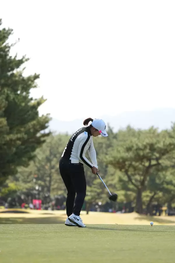 高橋彩華のドライバースイング（後方）連続写真【2021年JLPGAツアーチャンピオンシップリコーカップ】