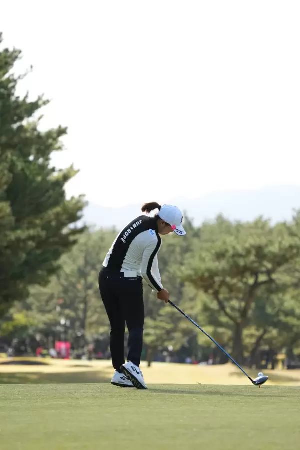 高橋彩華のドライバースイング（後方）連続写真【2021年JLPGAツアーチャンピオンシップリコーカップ】