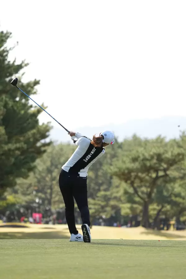 高橋彩華のドライバースイング（後方）連続写真【2021年JLPGAツアーチャンピオンシップリコーカップ】