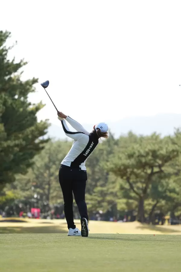 高橋彩華のドライバースイング（後方）連続写真【2021年JLPGAツアーチャンピオンシップリコーカップ】