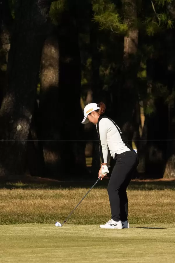 高橋彩華のアイアンスイング（斜め前方）連続写真【2021年JLPGAツアーチャンピオンシップリコーカップ】