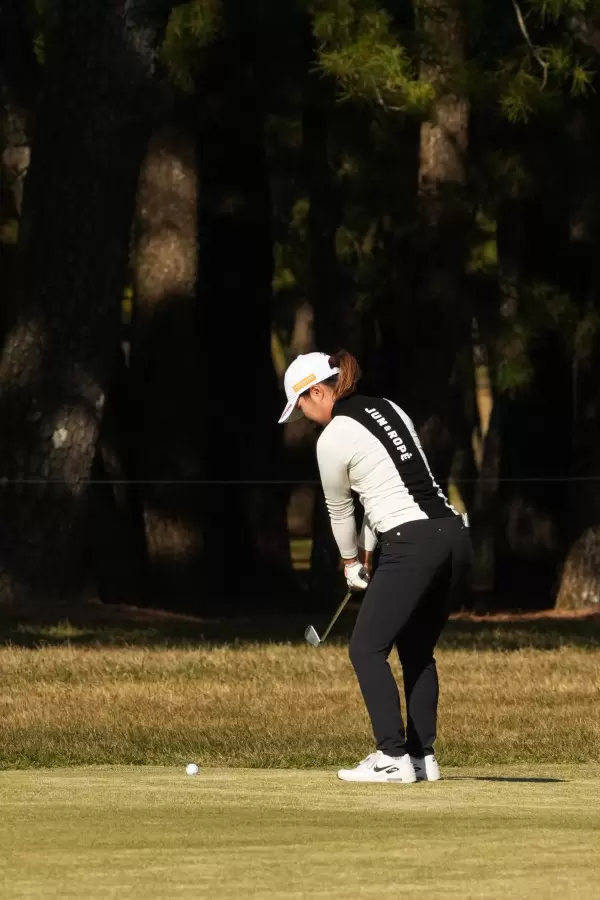 高橋彩華のアイアンスイング（斜め前方）連続写真【2021年JLPGAツアーチャンピオンシップリコーカップ】