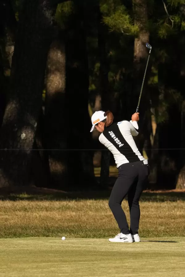 高橋彩華のアイアンスイング（斜め前方）連続写真【2021年JLPGAツアーチャンピオンシップリコーカップ】