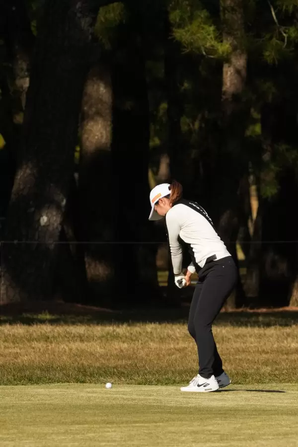 高橋彩華のアイアンスイング（斜め前方）連続写真【2021年JLPGAツアーチャンピオンシップリコーカップ】