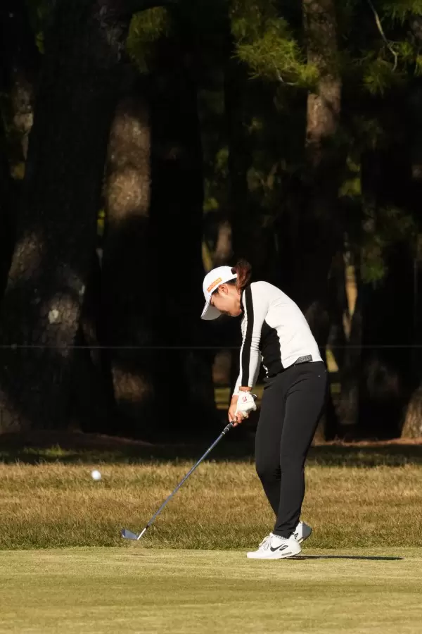 高橋彩華のアイアンスイング（斜め前方）連続写真【2021年JLPGAツアーチャンピオンシップリコーカップ】