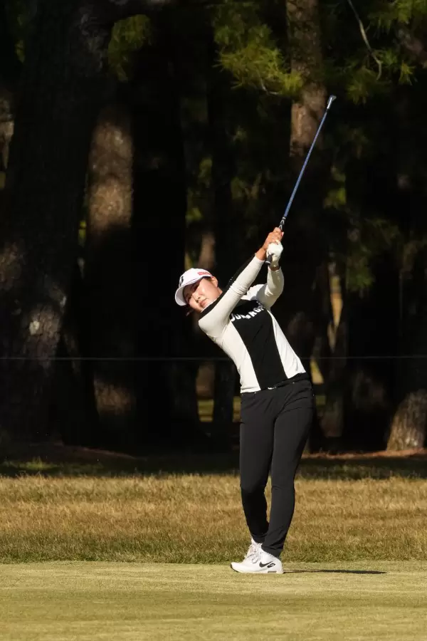 高橋彩華のアイアンスイング（斜め前方）連続写真【2021年JLPGAツアーチャンピオンシップリコーカップ】