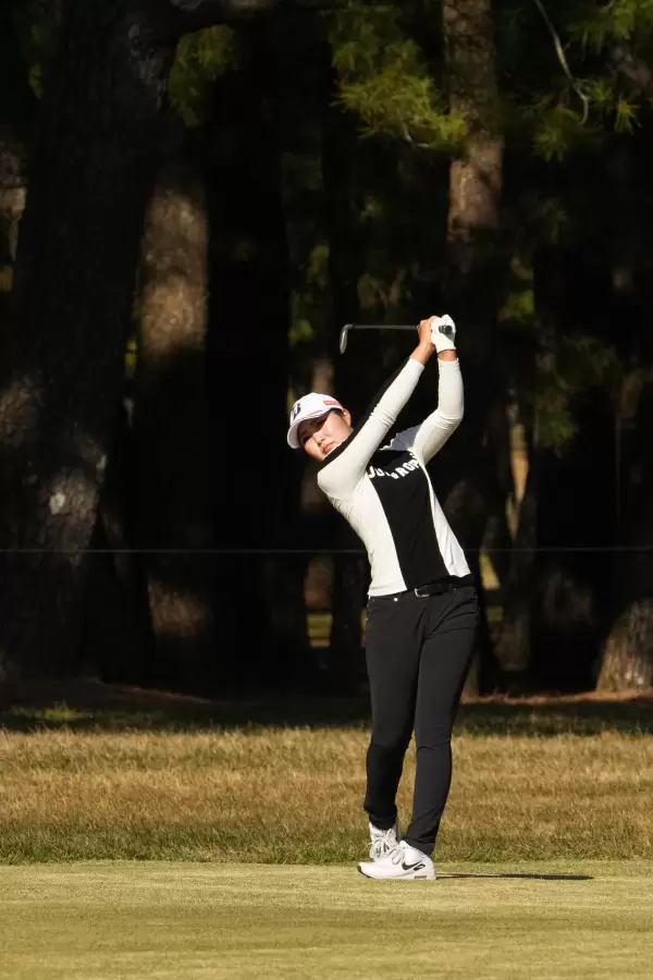 高橋彩華のアイアンスイング（斜め前方）連続写真【2021年JLPGAツアーチャンピオンシップリコーカップ】