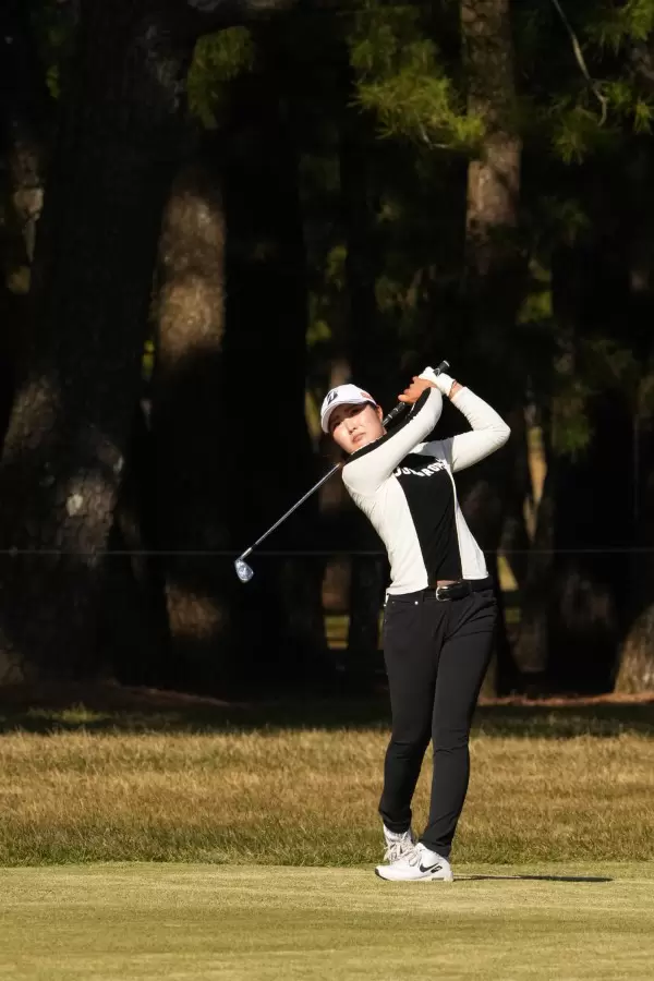 高橋彩華のアイアンスイング（斜め前方）連続写真【2021年JLPGAツアーチャンピオンシップリコーカップ】