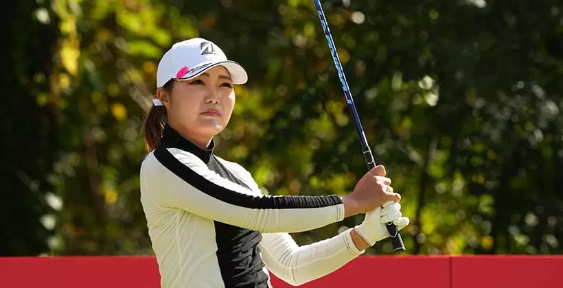 高橋彩華のアイアンスイング（斜め前方）連続写真【2021年JLPGAツアーチャンピオンシップリコーカップ】