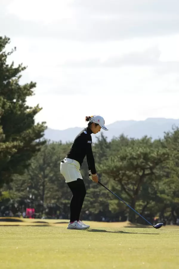 三ヶ島かなのドライバースイング（後方）連続写真【2021年JLPGAツアーチャンピオンシップリコーカップ】