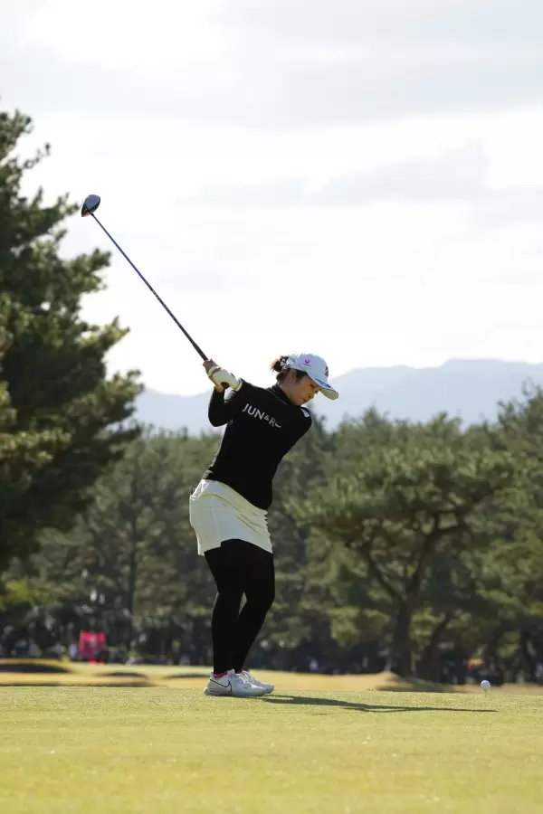 三ヶ島かなのドライバースイング（後方）連続写真【2021年JLPGAツアーチャンピオンシップリコーカップ】