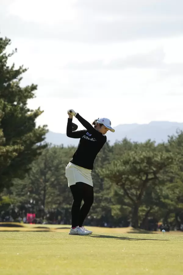 三ヶ島かなのドライバースイング（後方）連続写真【2021年JLPGAツアーチャンピオンシップリコーカップ】