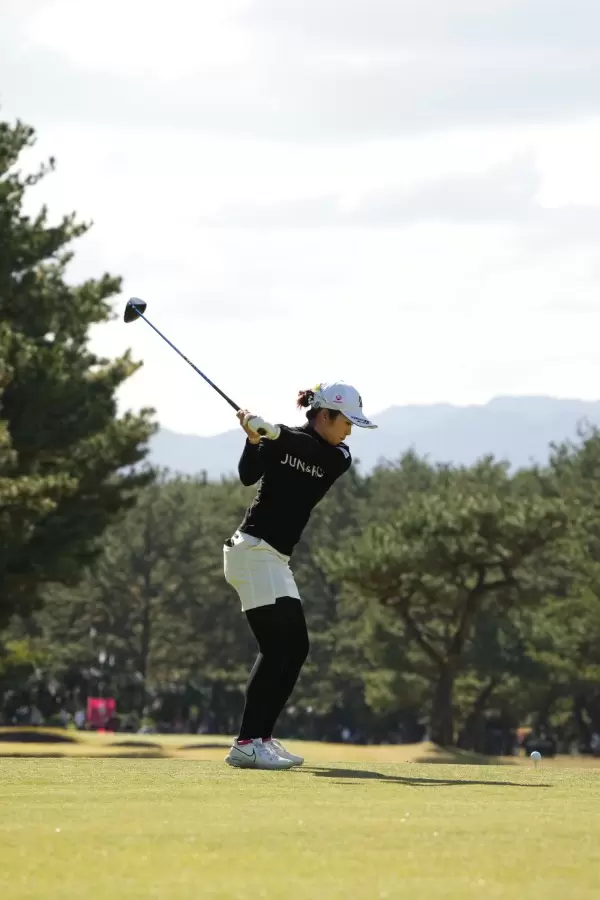 三ヶ島かなのドライバースイング（後方）連続写真【2021年JLPGAツアーチャンピオンシップリコーカップ】