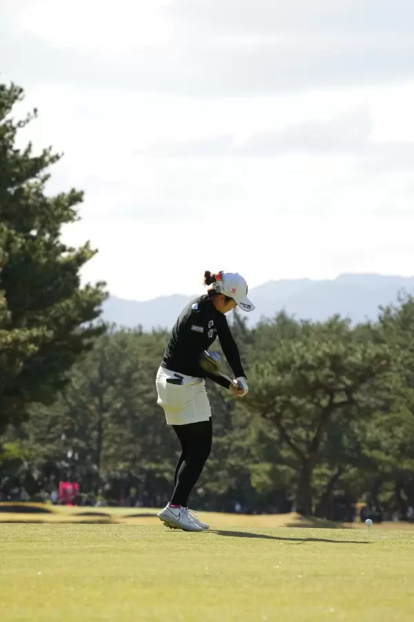 三ヶ島かなのドライバースイング（後方）連続写真【2021年JLPGAツアーチャンピオンシップリコーカップ】