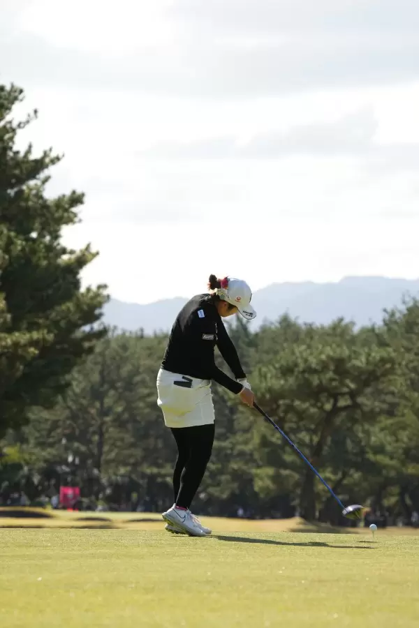 三ヶ島かなのドライバースイング（後方）連続写真【2021年JLPGAツアーチャンピオンシップリコーカップ】